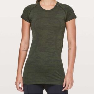 Lululemon Swiftly Tech Short Sleeve Crew
Dark Olive / Brave Olive / Black Size 4